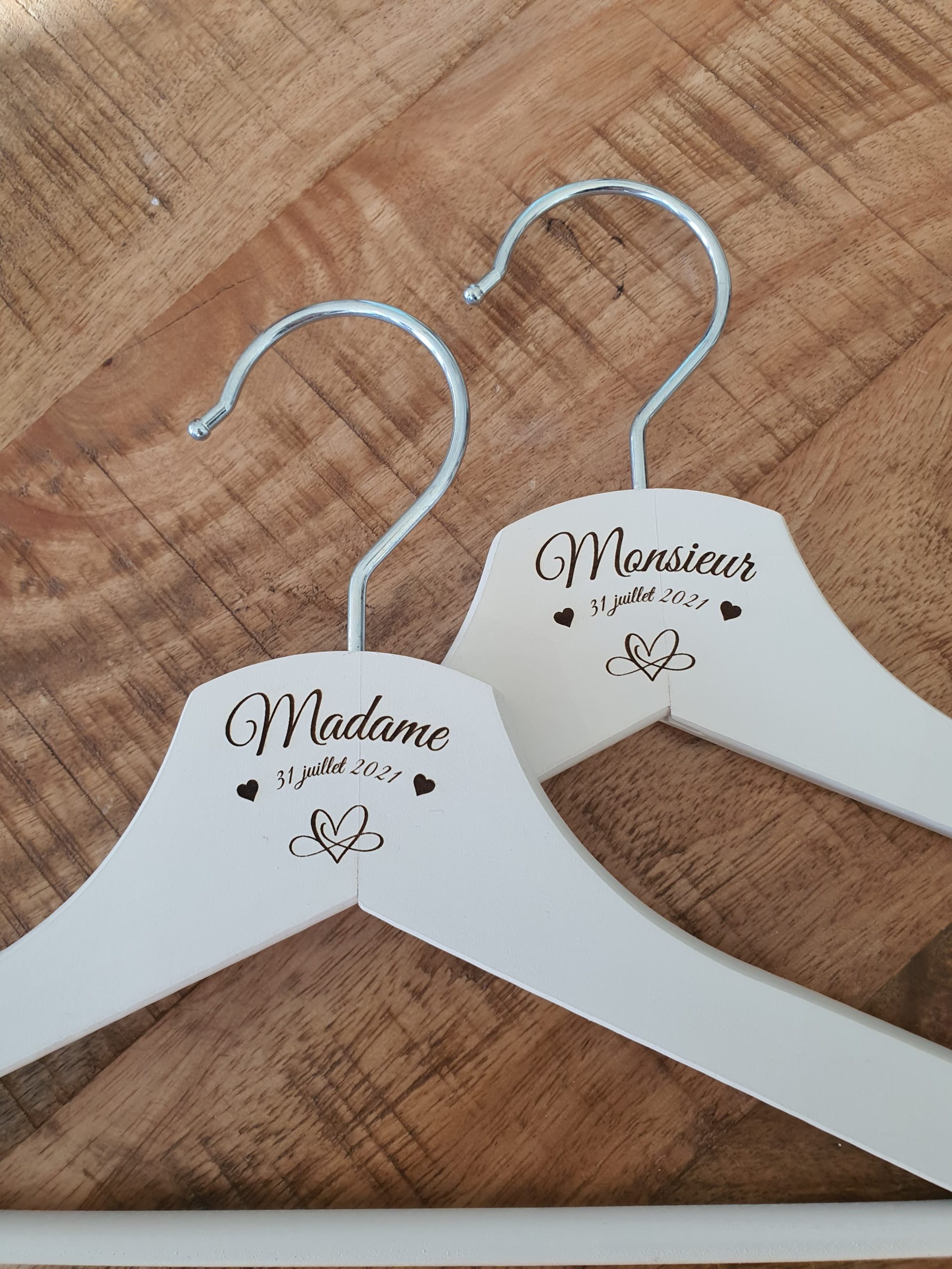 cintres_bois_mariage_couple