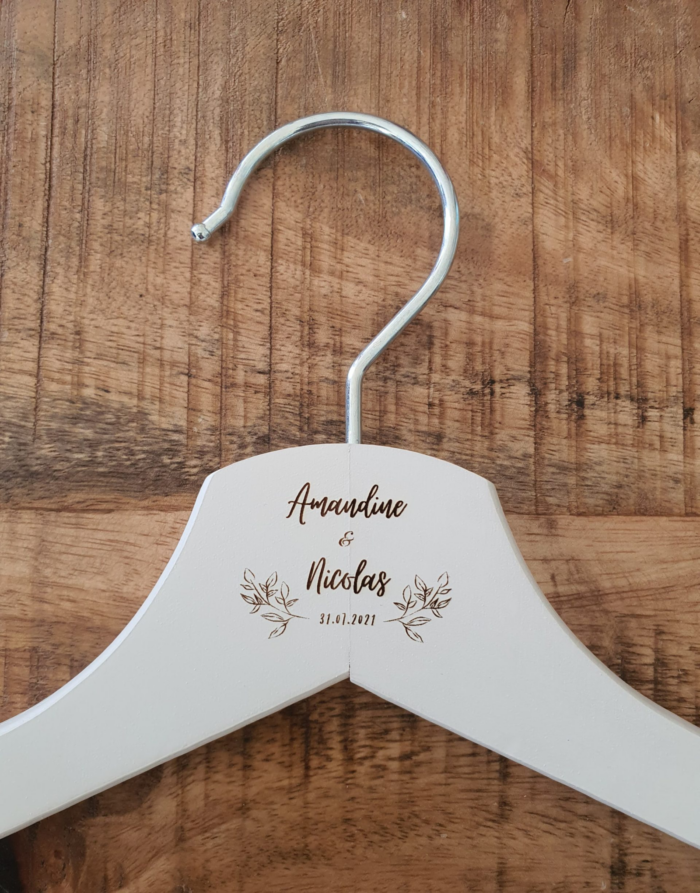 Cintre en bois personnalisable – Image 2