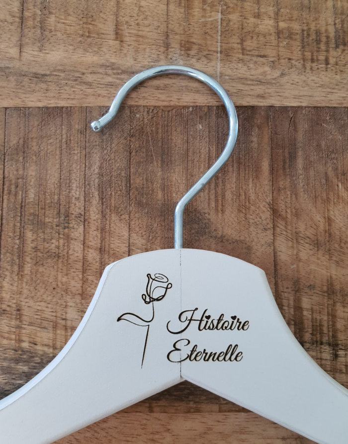 Cintre en bois personnalisable – Image 4