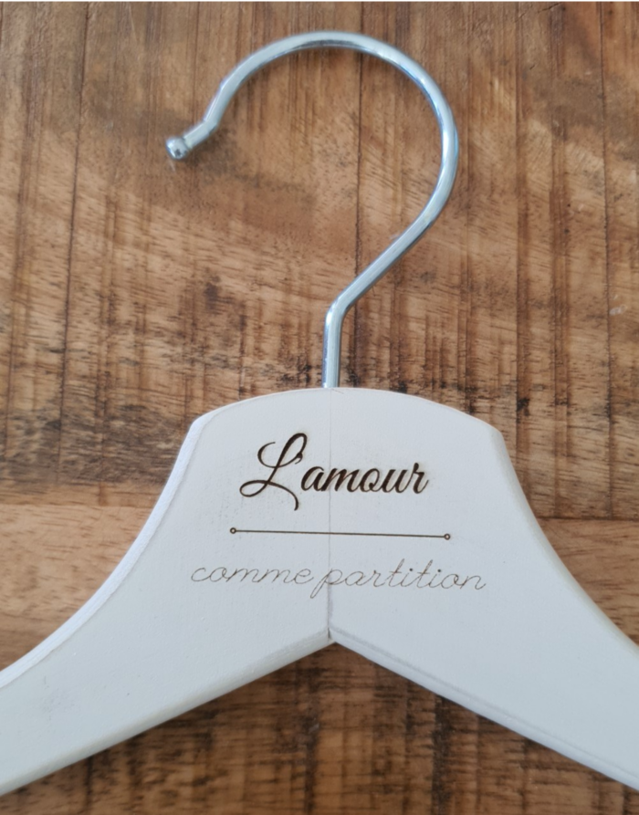 Cintre en bois personnalisable – Image 5