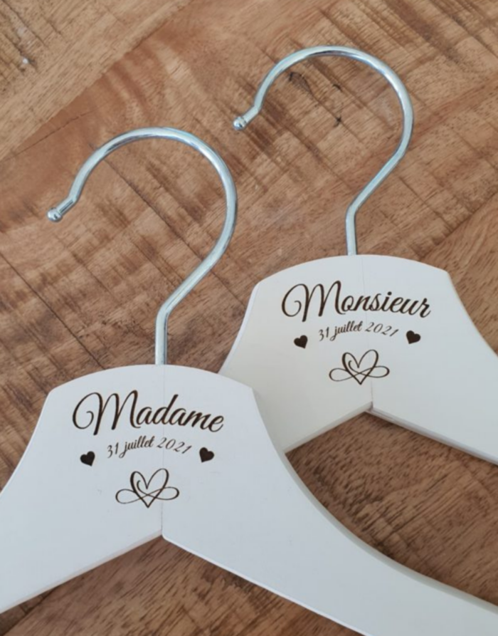 Cintre en bois personnalisable